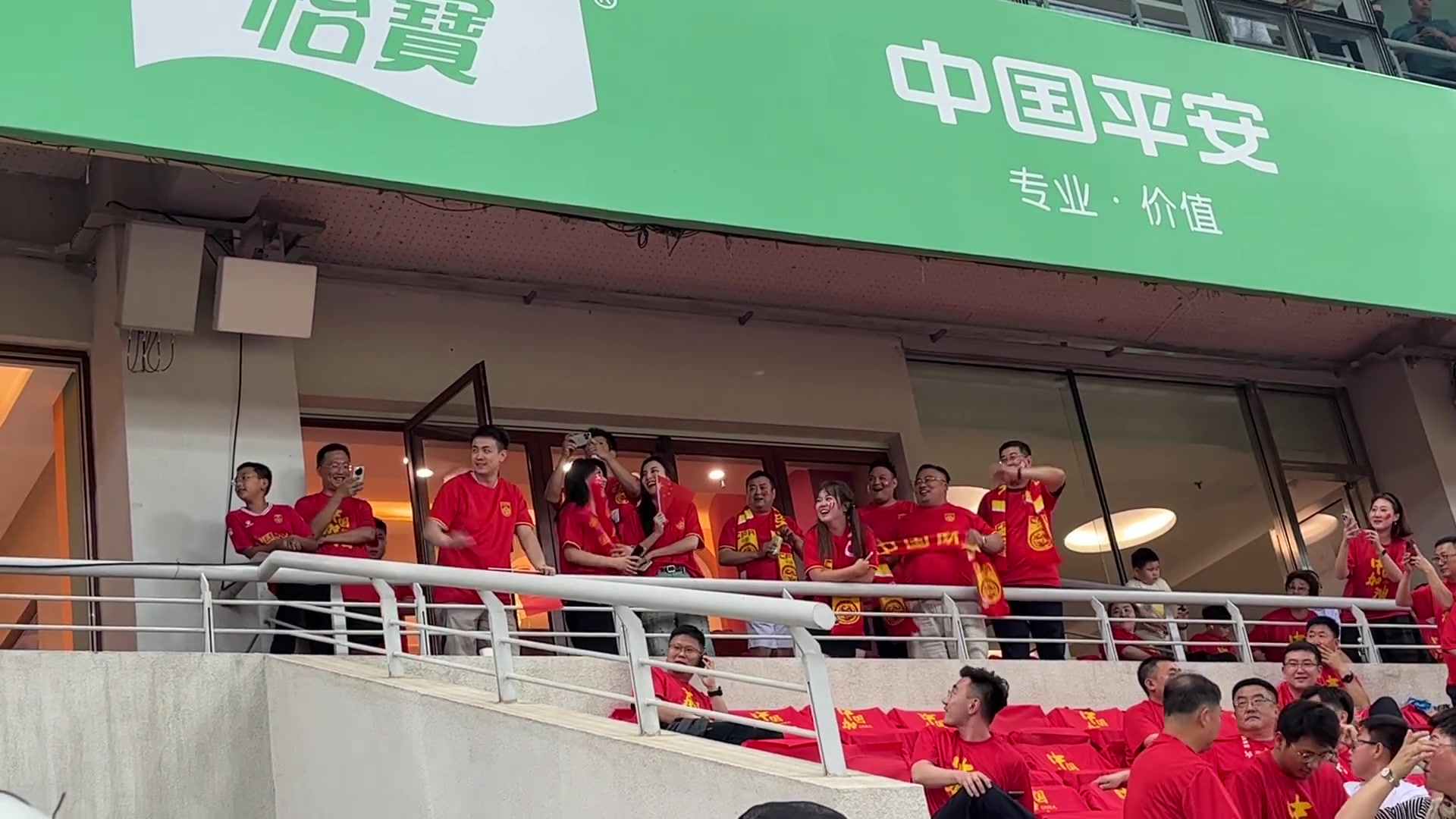 口号传唱！球迷热情加油，助力胜利的简单介绍