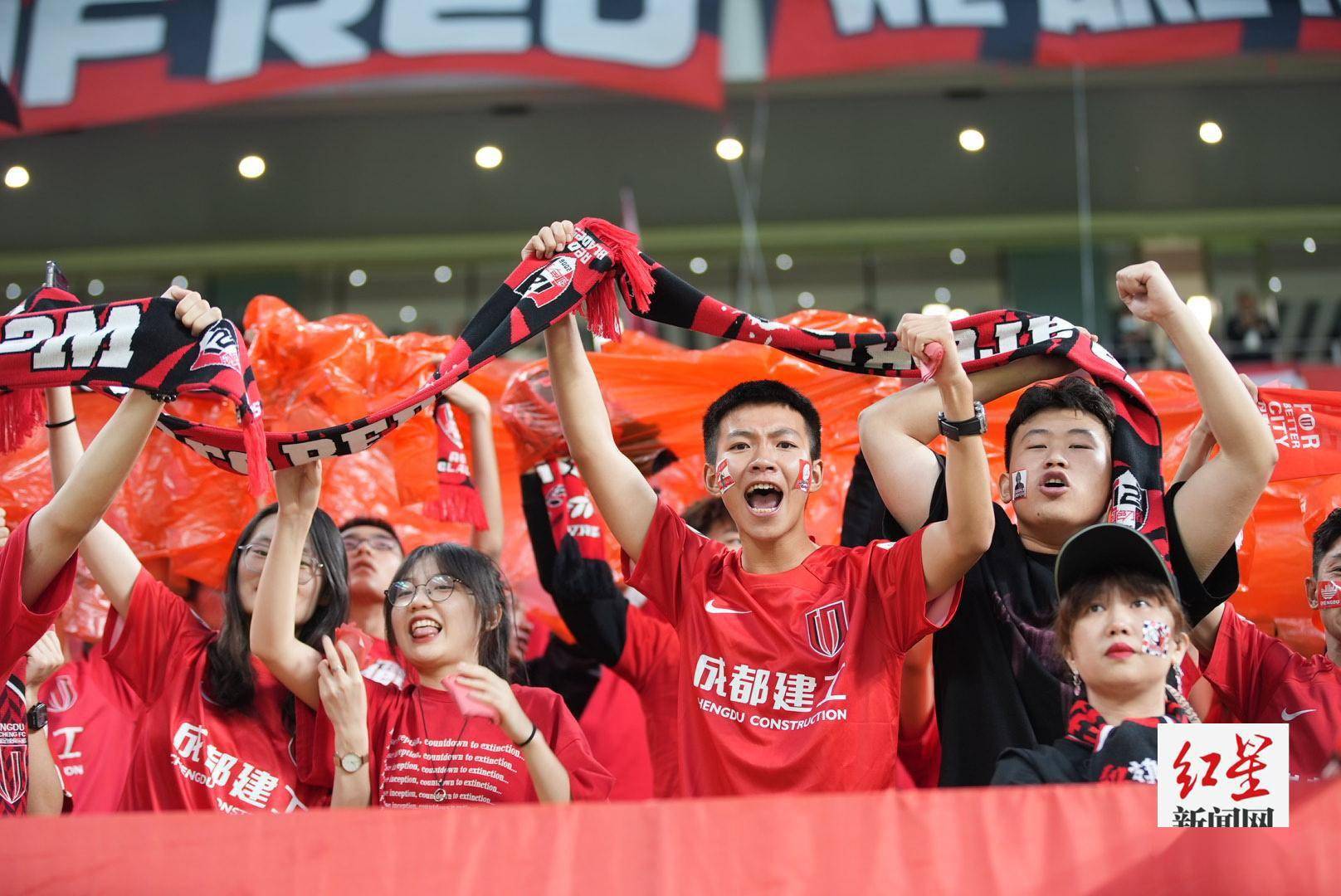 关于疯狂呐喊声震耳欲聋，现场气氛越来越炽热的信息