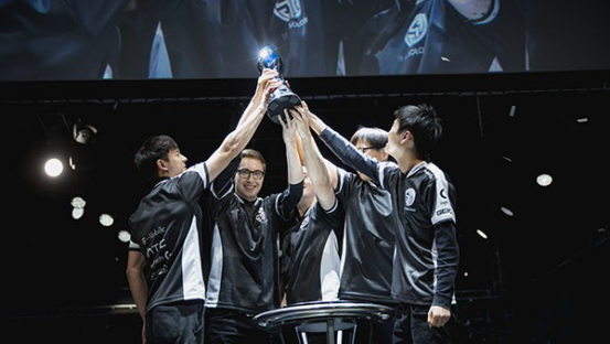 开云体育中国-BRO横扫TSM，Faker操刀奇招英雄翻盘四强赛3:1（深圳）