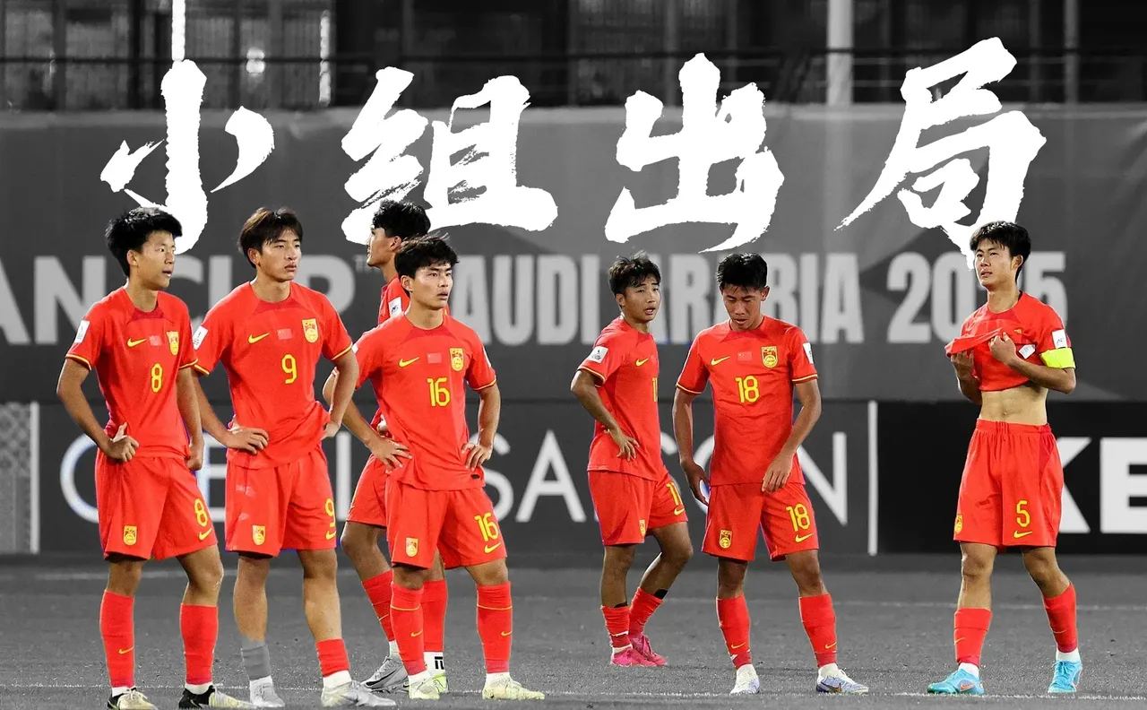 中国足球比赛中球员面对困境并不躲避！