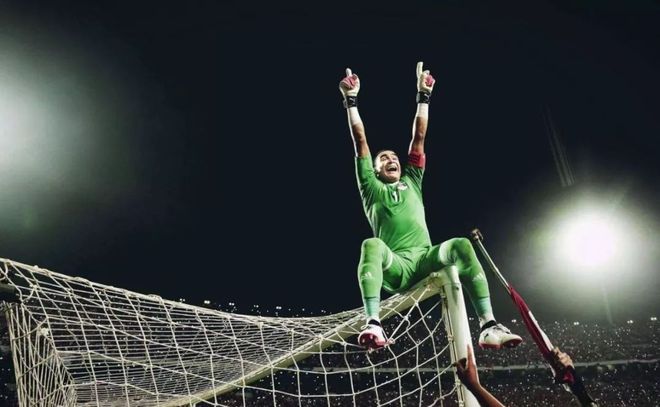 刚果前锋射中球门，率队获胜