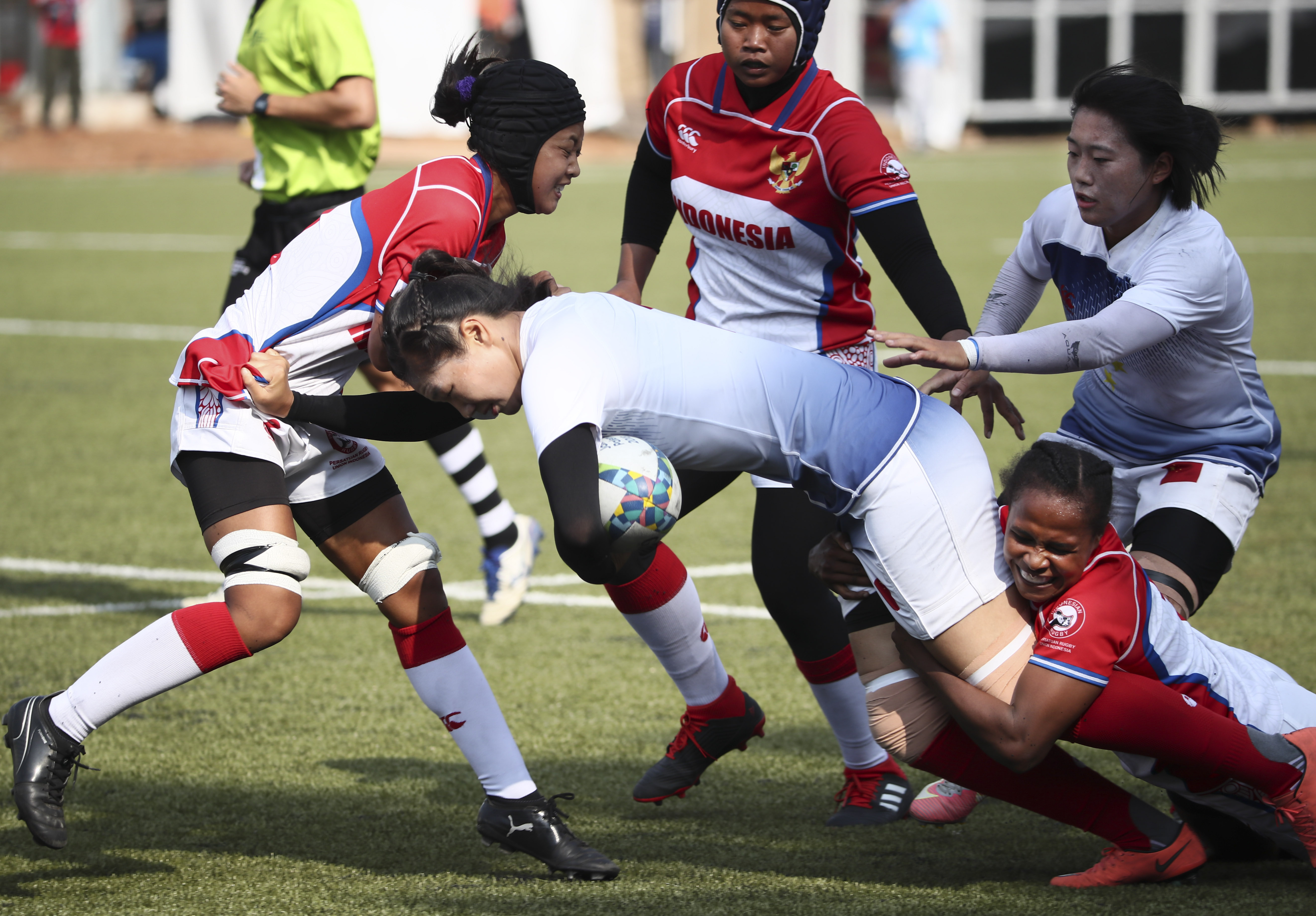 开云体育-橄榄球选手刷新世界纪录，震撼全场